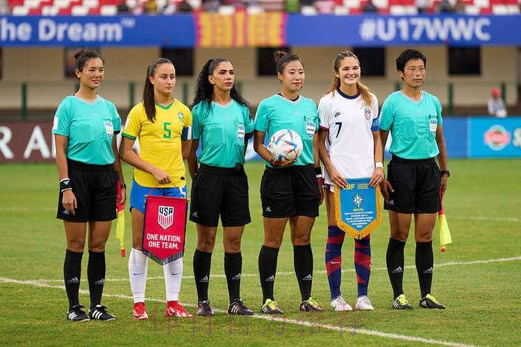 女子裁判组携手执裁中超联赛 女子裁判组携手执裁中超联赛